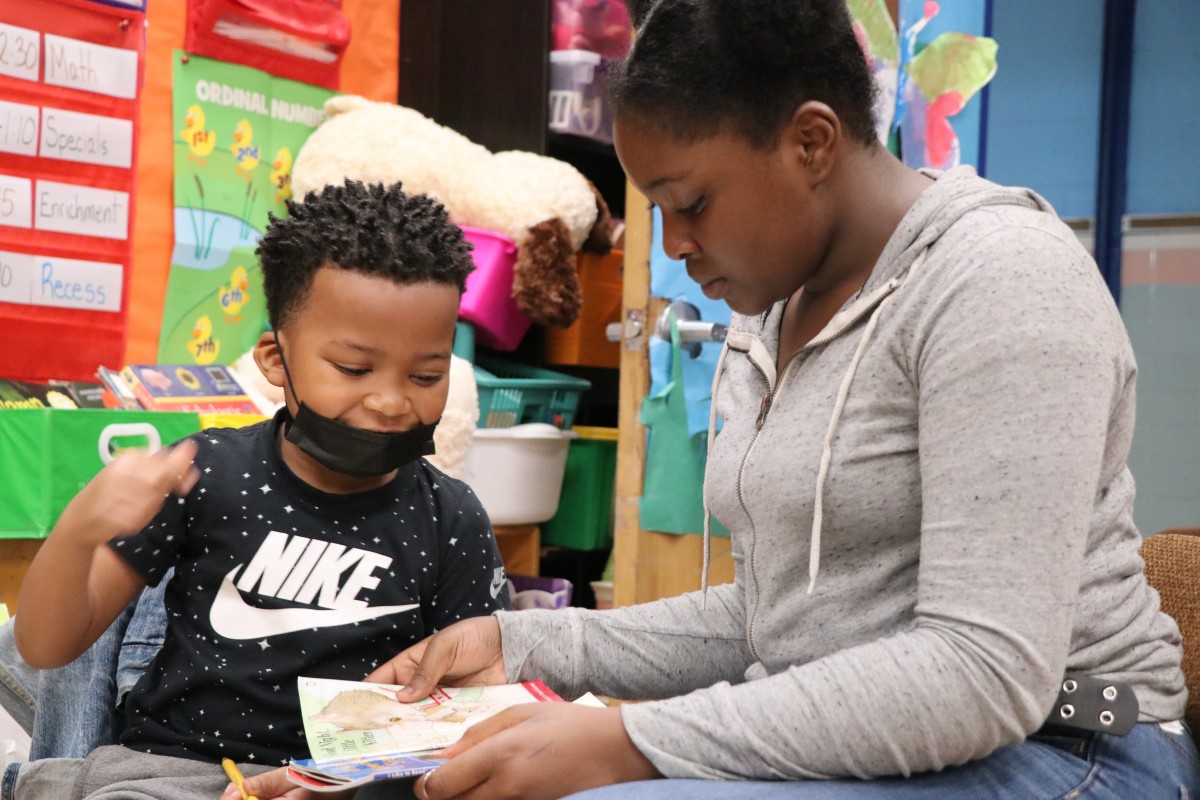 Vails Gate Fifth Graders and Kindergarteners Read Together in the Dark
